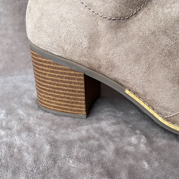 White Mountain Dara Peep Toe Faux Suede Ankle Boots, Size 9.5M - Picture 3 of 15